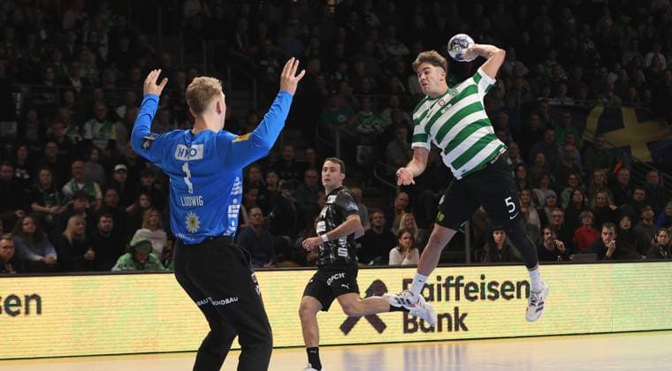 Torwart Lasse Ludwig, Carlos Alvarez Dominguez am Ball Zweikampf Spielszene Aktion Handball CL Championsleague Champions League Herren 8. Spieltag Saison 2025 2026 20.11.2025 Füchse Berlin vs Sporting CP Lissabon LCP in der Max Schmeling Halle