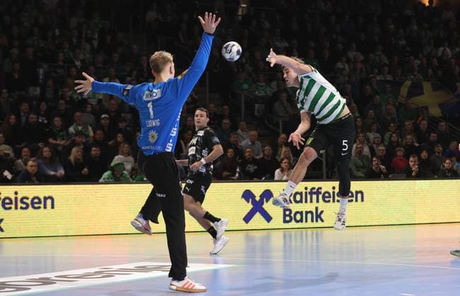 Torwart Lasse Ludwig, Carlos Alvarez Dominguez am Ball Zweikampf Spielszene Aktion Handball CL Championsleague Champions League Herren 8. Spieltag Saison 2025 2026 20.11.2025 Füchse Berlin vs Sporting CP Lissabon LCP in der Max Schmeling Halle