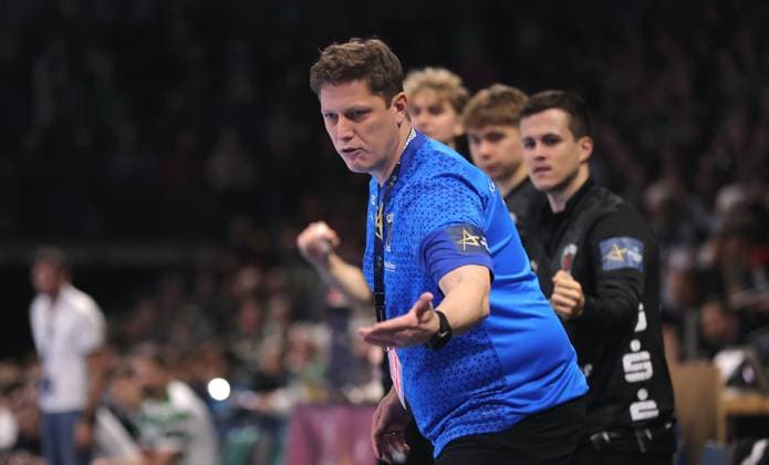 Trainer Nicolej Krickau gibt Anweisungen Aktion Oberkörper Handball CL Championsleague Champions League Herren 8. Spieltag Saison 2025 2026 20.11.2025 Füchse Berlin vs Sporting CP Lissabon LCP in der Max Schmeling Halle