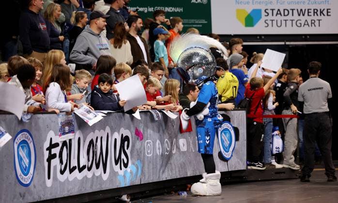 BAU 20.11.2025 Stuttgart Handball TVB Stuttgart vs. GWD Minden, Maskottchen Johnny Blue (TVB) schreibt Autogramme