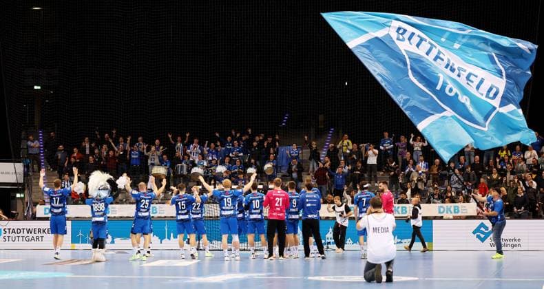 BAU 20.11.2025 Stuttgart Handball TVB Stuttgart vs. GWD Minden, die Stuttgarter jubeln zu ihren Fans
