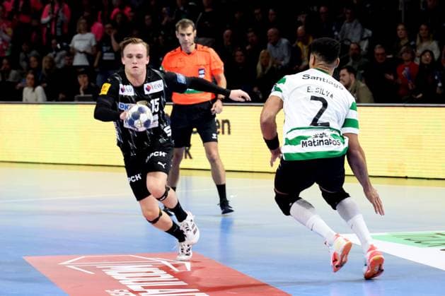 DEU, Machineseeker EHF Champions League, Fuechse Berlin vs. Sporting CP, 20.11.2025, Max-Schmeling-Halle, Berlin, DEU, Machineseeker EHF Champions League, Fuechse Berlin vs. Sporting CP, im Bild Tobias Grondahl (Fuechse Berlin 15), EDY SILVA (Sporting CP 2)