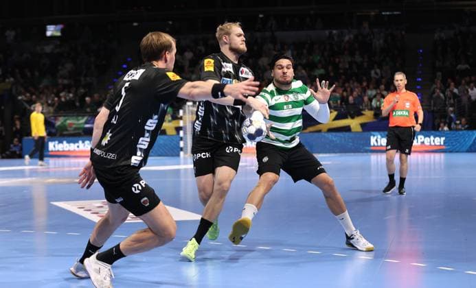 Max Darj, Matthes Langhoff, Natan Antonio Suarez Diaz am Ball Zweikampf Spielszene Aktion Handball CL Championsleague Champions League Herren 8. Spieltag Saison 2025 2026 20.11.2025 Füchse Berlin vs Sporting CP Lissabon LCP in der Max Schmeling Halle