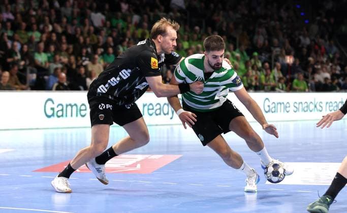 Max Darj, Martim Mota Costa Zweikampf Spielszene Aktion Handball CL Championsleague Champions League Herren 8. Spieltag Saison 2025 2026 20.11.2025 Füchse Berlin vs Sporting CP Lissabon LCP in der Max Schmeling Halle