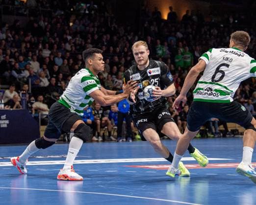 Handball, Herren, Saison 2025 2026, Champions League (Gruppe A, 8. Spieltag), Füchse Berlin - Sporting CP, v.l. Edney Silvia Oliveira (Sporting), Matthes Langhoff (Füchse Berlin), Francisco Kiko Mota Costa (Sporting), 20.11.2025, Copyright: xSebastianxRäppold MatthiasxKochx
