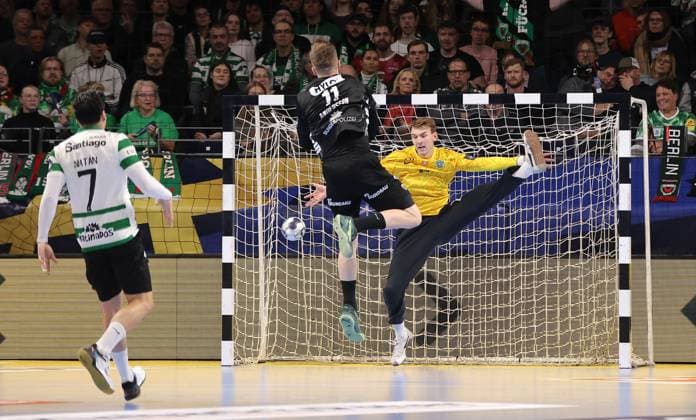 Lasse Andersson erzielt ein Tor gegen Torwart Andre Bergsholm Kristensen Zweikampf Spielszene Aktion Handball CL Championsleague Champions League Herren 8. Spieltag Saison 2025 2026 20.11.2025 Füchse Berlin vs Sporting CP Lissabon LCP in der Max Schmeling Halle