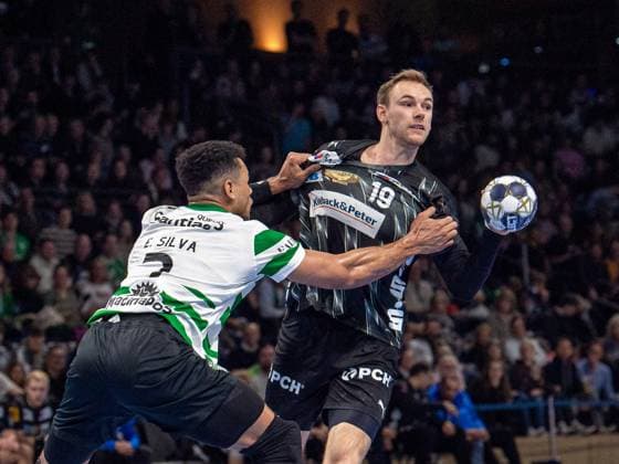 Handball, Herren, Saison 2025 2026, Champions League (Gruppe A, 8. Spieltag), Füchse Berlin - Sporting CP, v.l. Edney Silvia Oliveira (Sporting), Mathias Gidsel (Füchse Berlin), 20.11.2025, Copyright: xSebastianxRäppold MatthiasxKochx
