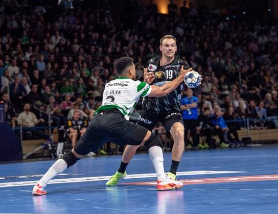 Handball, Herren, Saison 2025 2026, Champions League (Gruppe A, 8. Spieltag), Füchse Berlin - Sporting CP, v.l. Edney Silvia Oliveira (Sporting), Mathias Gidsel (Füchse Berlin), 20.11.2025, Copyright: xSebastianxRäppold MatthiasxKochx