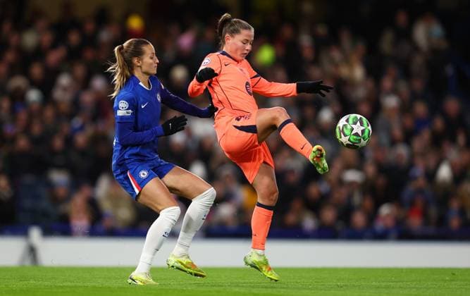 London, England, 20th November 2025. Nathalie Bjorn of Chelsea and Claudia Pina of Barcelona challenge for the ball during the Chelsea Women vs Barcelona Women UEFA Womens Champions League match at Stamford Bridge, London. Picture credit should read: Paul Terry Sportimage EDITORIAL USE ONLY. No use with unauthorised audio, video, data, fixture lists, club league logos or live services. Online in-match use limited to 120 images, no video emulation. No use in betting, games or single club league player publications. SPI_013_PT_Chelsea_w_Barcelona_w SPI-4300-0013