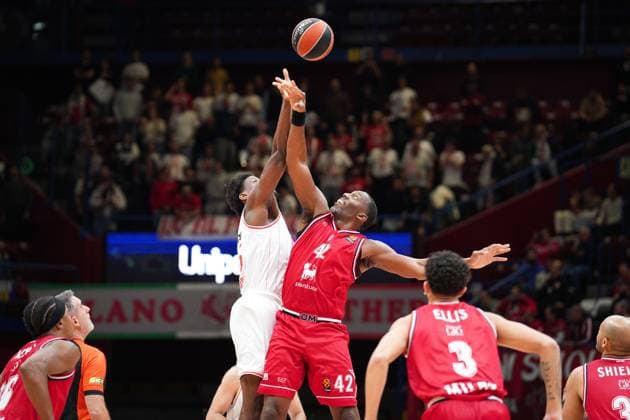 EA7 Emporio Armani Milano vs. Hapoel IBI Tel Aviv Elenco, nella foto Bryant Dunston (EA7 Emporio Armani Milano) during Olimpia Milano vs Hapoel Tel Aviv, Basketball Euroleague match in Assago (MI), Italy, November 20 2025  Copyright: xSimonexLucarelli IPAxSportx xipa-agency.netx xx IPA_68180716 IPA_Agency_IPA68180716