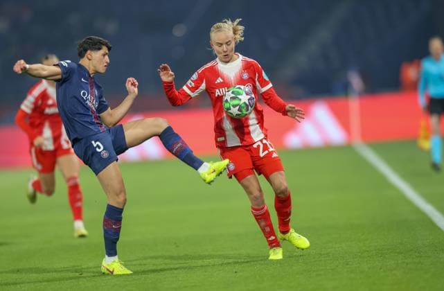 FRA, Paris, Paris St. Germain vs FC Bayern München, Women s Champions League, UEFA, Saison 2526, Parc des Princes, 4. Spieltag im Bild v.l.n.r: Elisa De Almeida (Paris Saint-Germain 5), Pernille Harder (Bayern München 21) DFB DFL REGULATIONS PROHIBIT ANY USE OF PHOTOGRAPHS AS IMAGE SEQUENCES AND OR QUASI-VIDEO, 20.11.2025 Copyright: HMBxMedia HendrikxHamelau