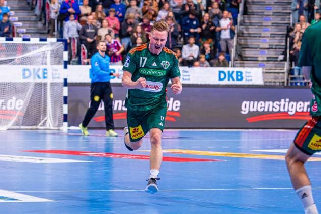 August Pedersen (TSV Hannover-Burgdorf, Nr. 17) (v.l.), TSV Hannover-Burgdorf (grün) gegen Bergischer HC (beige) am 13. Spieltag der Saison 2025 2026 in der DAIKIN Handball-Bundesliga (20.11.2025, ZAG Arena (Hannover, GER), Copyright: xJanxGuentherx xTSVxHannover-Burgdorfx