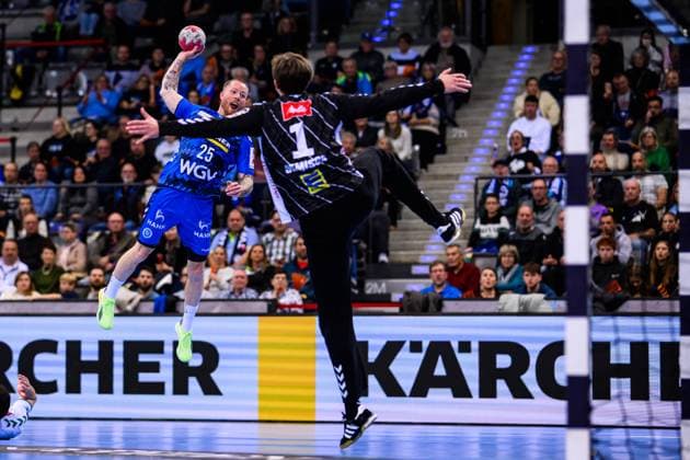 TVB Stuttgart - GWD Minden Handball: 1. Bundesliga, Herren, Saison 2025 2026, TVB Stuttgart - GWD Minden, Porsche Arena. Stuttgarts Patrick Zieker (l) in Aktion gegen Mindens Torwart Malte Semisch (r). Stuttgart Porsche Arena Baden-Württemberg Deutschland