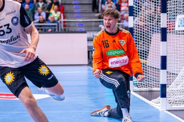 Simon Gade (TSV Hannover-Burgdorf, Nr. 16) (v.l.), TSV Hannover-Burgdorf (grün) gegen Bergischer HC (beige) am 13. Spieltag der Saison 2025 2026 in der DAIKIN Handball-Bundesliga (20.11.2025, ZAG Arena (Hannover, GER), Copyright: xJanxGuentherx xTSVxHannover-Burgdorfx