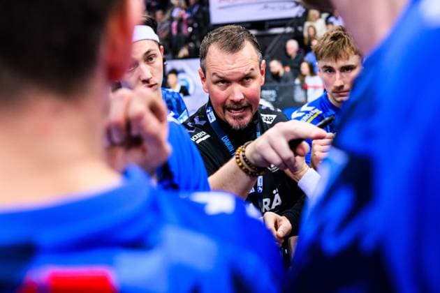 TVB Stuttgart - GWD Minden Handball: 1. Bundesliga, Herren, Saison 2025 2026, TVB Stuttgart - GWD Minden, Porsche Arena. Stuttgarts Trainer Misha Kaufmann spricht in den Auszeit zu den Spielern. Stuttgart Porsche Arena Baden-Württemberg Deutschland