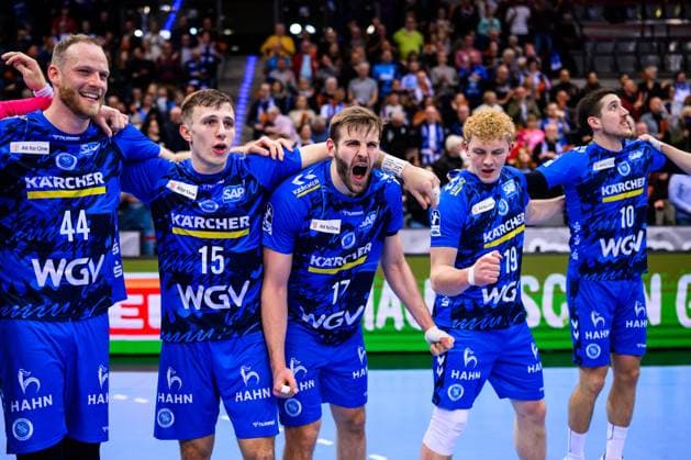 TVB Stuttgart - GWD Minden Handball: 1. Bundesliga, Herren, Saison 2025 2026, TVB Stuttgart - GWD Minden, Porsche Arena. Stuttgarts Lenny Rubin, Stuttgarts Simone Mengon, Stuttgarts Samuel Röthlisberger, Stuttgarts Max Heydecke und Stuttgarts Ivan Snajder jubeln nach dem Spiel. Stuttgart Porsche Arena Baden-Württemberg Deutschland