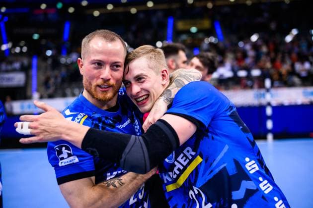 TVB Stuttgart - GWD Minden Handball: 1. Bundesliga, Herren, Saison 2025 2026, TVB Stuttgart - GWD Minden, Porsche Arena. Stuttgarts Patrick Zieker (l) und Stuttgarts Torben Matzken (r) jubeln nach dem Spiel. Stuttgart Porsche Arena Baden-Württemberg Deutschland