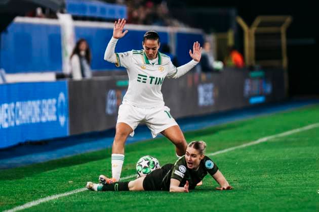 Alice Corelli (AS Roma, 16) challenges Kim Everaerts (OH Leuven, 3) for the ball UEFA Womens s Champions League: OH Leuven- AS Roma; Leuven, King Power at Den Dreef Stadion, 20.11.2025 Copyright: xBEAUTIFULxSPORTS Freisenx