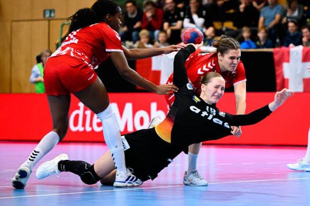 Handball, Frauen Laenderspiel - Schweiz - Deutschland v. li. im Zweikampf Clairebel Coker (Schweiz) und Nieke Kühne Kuehne (Deutschland), Joline Erni (Schweiz) St. Gallen Kreuzbleiche Schweiz