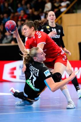 Handball, Frauen Laenderspiel - Schweiz - Deutschland v. li. im Zweikampf Joline Erni (Schweiz) und Viola Leuchter (Deutschland) St. Gallen Kreuzbleiche Schweiz