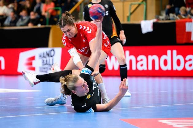 Handball, Frauen Laenderspiel - Schweiz - Deutschland v. li. im Zweikampf Joline Erni (Schweiz) und Viola Leuchter (Deutschland) St. Gallen Kreuzbleiche Schweiz