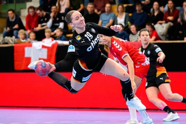 Handball, Frauen Laenderspiel - Schweiz - Deutschland Nieke Kühne Kuehne (Deutschland) St. Gallen Kreuzbleiche Schweiz