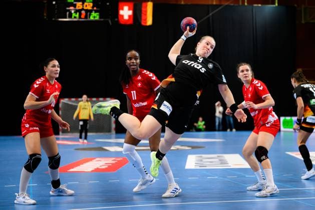 Handball, Frauen Laenderspiel - Schweiz - Deutschland v.li. Daphne Gautschi (Schweiz), Clairebel Coker (Schweiz), Lisa Antl (Deutschland) St. Gallen Kreuzbleiche Schweiz