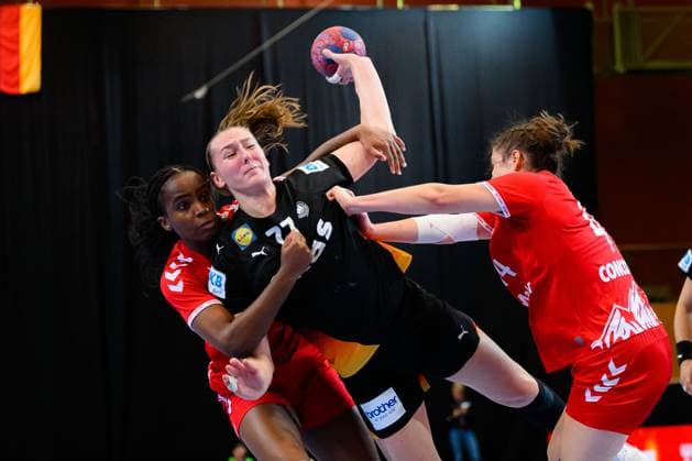 Handball, Frauen Laenderspiel - Schweiz - Deutschland v. li. im Zweikampf Clairebel Coker (Schweiz) und Viola Leuchter (Deutschland), Nuria Bucher (Schweiz) St. Gallen Kreuzbleiche Schweiz