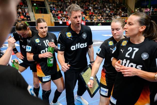 Handball, Frauen Laenderspiel - Schweiz - Deutschland Trainer Markus Gaugisch (Deutschland) in der Auszeit St. Gallen Kreuzbleiche Schweiz