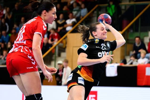 Handball, Frauen Laenderspiel - Schweiz - Deutschland v.li. Daphne Gautschi (Schweiz), Julia Maidhof (Deutschland) St. Gallen Kreuzbleiche Schweiz