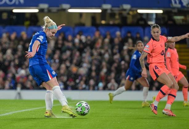 Chelsea Women v FC Barcelona, Barca Women UEFA Womens Champions League Ellie Carpenter of Chelsea Women scores her sides first goal during the UEFA Womens Champions League match at Stamford Bridge, London UK Newspapers OUT Copyright: xNigelxBramleyx FIL-22524-0010