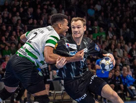 Handball, Herren, Saison 2025 2026, Champions League (Gruppe A, 8. Spieltag), Füchse Berlin - Sporting CP, v.l. Edney Silvia Oliveira (Sporting), Mathias Gidsel (Füchse Berlin), 20.11.2025, Copyright: xSebastianxRäppold MatthiasxKochx