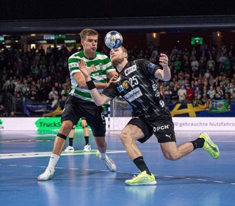 Handball, Herren, Saison 2025 2026, Champions League (Gruppe A, 8. Spieltag), Füchse Berlin - Sporting CP, v.l. Francisco Kiko Mota Costa (Sporting), Matthes Langhoff (Füchse Berlin), 20.11.2025, Copyright: xSebastianxRäppold MatthiasxKochx