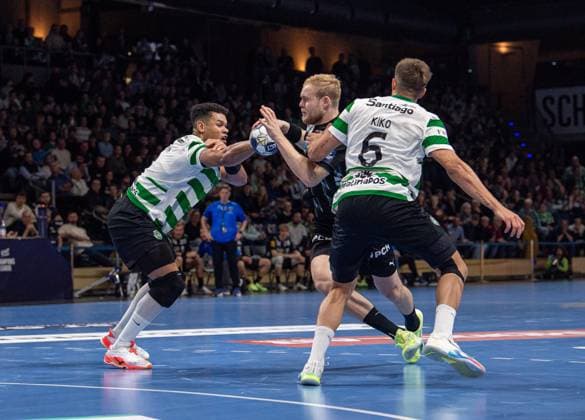Handball, Herren, Saison 2025 2026, Champions League (Gruppe A, 8. Spieltag), Füchse Berlin - Sporting CP, v.l. Edney Silvia Oliveira (Sporting), Matthes Langhoff (Füchse Berlin), Francisco Kiko Mota Costa (Sporting), 20.11.2025, Copyright: xSebastianxRäppold MatthiasxKochx