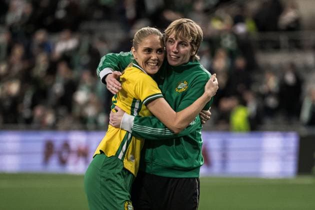 251120 Alice Carlsson and Goalkeeper Moa Edrud of Hammarby after the UEFA Women s Europa Cup football match between Hammarby and Ajax on November 20, 2025 in Stockholm. Photo: Emma Wallskog BILDBYRAN COP 320 EW0590 fotboll football soccer fotball europa cup hammarby ajax uefa womens europa cup dam bbeng Copyright: EMMAxWALLSKOG BB251120EW080