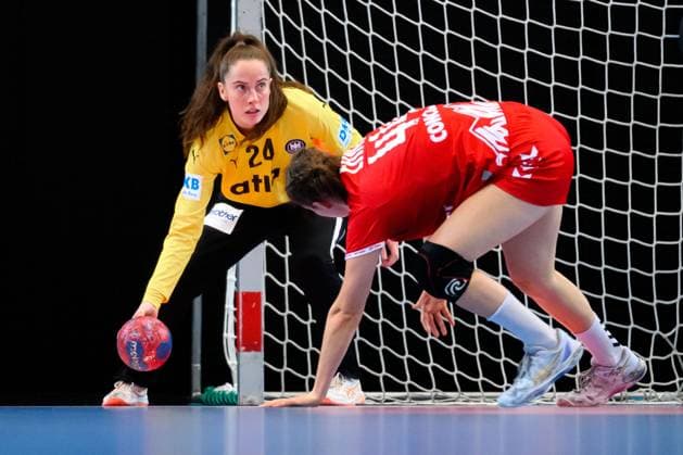 Handball, Frauen Laenderspiel - Schweiz - Deutschland Torhueterin Sarah Wachter (Deutschland), Joline Erni (Schweiz) St. Gallen Kreuzbleiche Schweiz