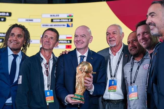 Fussball: FIFA WM-Qualifikation Europa 2025 26 Playoff-Auslosung Home of FIFA (Zürich, Schweiz): Delegation Neukaledonien mit Gilles Tavergeux (Präsident New Caledonia) und Gianni Infantino (FIFA Präsident) und Christian Karembeu (FIFA Legende) mit der originalen WM Trophäe Zürich Kanton Zürich Schweiz Copyright: xJOERANxSTEINSIEKx