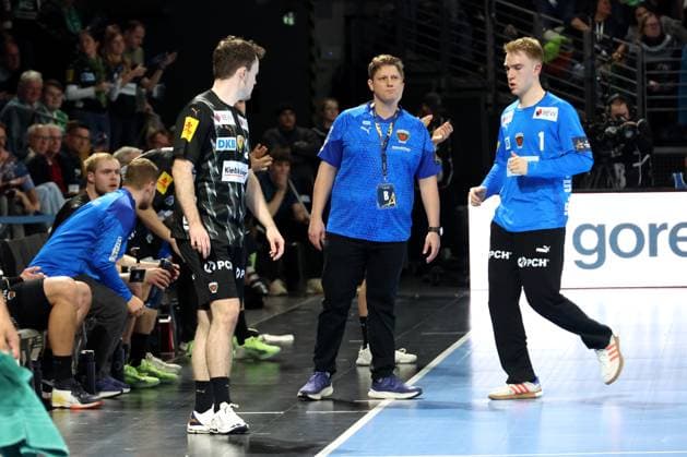 DEU, Machineseeker EHF Champions League, Fuechse Berlin vs. Sporting CP, 20.11.2025, Max-Schmeling-Halle, Berlin, DEU, Machineseeker EHF Champions League, Fuechse Berlin vs. Sporting CP, im Bild Cheftrainer Nicolej Krickau (Fuechse Berlin), Lasse Ludwig (Fuechse Berlin 1), Hakun West av Teigum (Fuechse Berlin 34)