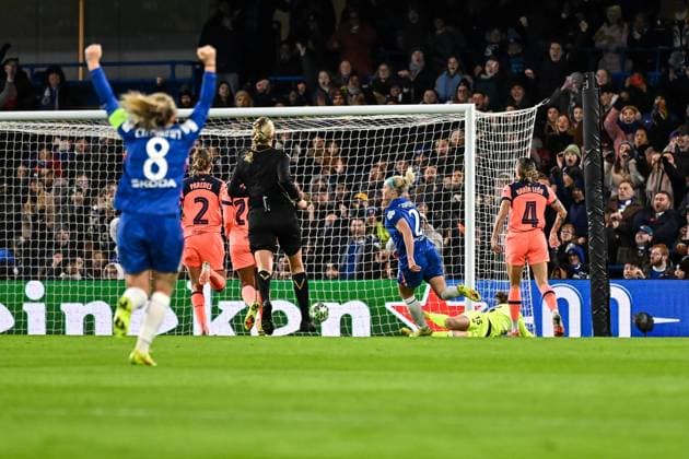 Ellie Carpenter (2 Chelsea) scoring her team s first goal during the UEFA Women s Champions League match between Chelsea FC and FC Barcelona, Barca at Stamford Bridge on November 20th, 2025 in London, England. Copyright: xYaroslavxDunkax xSPPx Sportspressphoto_SPR64212