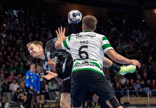Handball, Herren, Saison 2025 2026, Champions League (Gruppe A, 8. Spieltag), Füchse Berlin - Sporting CP, v.l. Mathias Gidsel (Füchse Berlin), Francisco Kiko Mota Costa (Sporting), 20.11.2025, Copyright: xSebastianxRäppold MatthiasxKochx