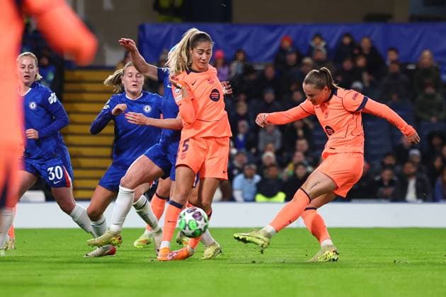 London, England, 20th November 2025. Ewa Pajor of Barcelona scores to make it 1-1 during the Chelsea Women vs Barcelona Women UEFA Womens Champions League match at Stamford Bridge, London. Picture credit should read: Paul Terry Sportimage EDITORIAL USE ONLY. No use with unauthorised audio, video, data, fixture lists, club league logos or live services. Online in-match use limited to 120 images, no video emulation. No use in betting, games or single club league player publications. SPI_020_PT_Chelsea_w_Barcelona_w SPI-4300-0020