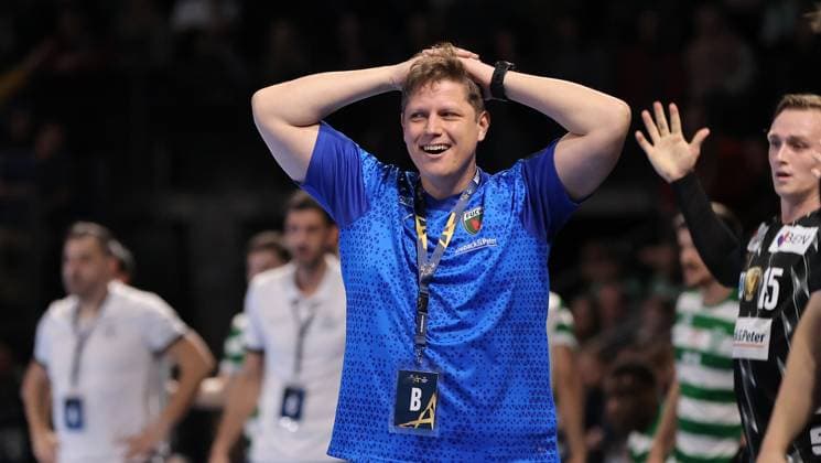 Trainer Nicolej Krickau lacht Aktion Oberkörper Handball CL Championsleague Champions League Herren 8. Spieltag Saison 2025 2026 20.11.2025 Füchse Berlin vs Sporting CP Lissabon LCP in der Max Schmeling Halle