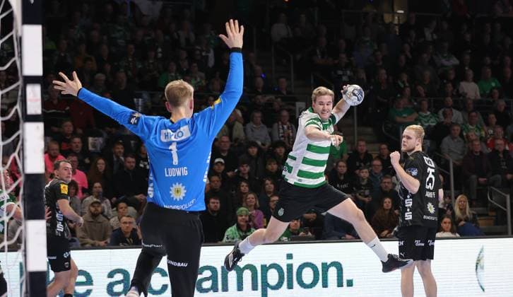 Torwart Lasse Ludwig, Emil Berlin am Ball Zweikampf Spielszene Aktion Handball CL Championsleague Champions League Herren 8. Spieltag Saison 2025 2026 20.11.2025 Füchse Berlin vs Sporting CP Lissabon LCP in der Max Schmeling Halle
