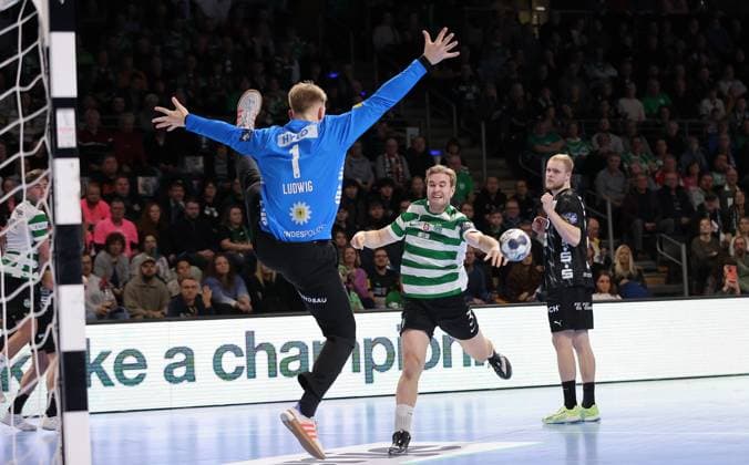 Torwart Lasse Ludwig, Emil Berlin am Ball Zweikampf Spielszene Aktion Handball CL Championsleague Champions League Herren 8. Spieltag Saison 2025 2026 20.11.2025 Füchse Berlin vs Sporting CP Lissabon LCP in der Max Schmeling Halle