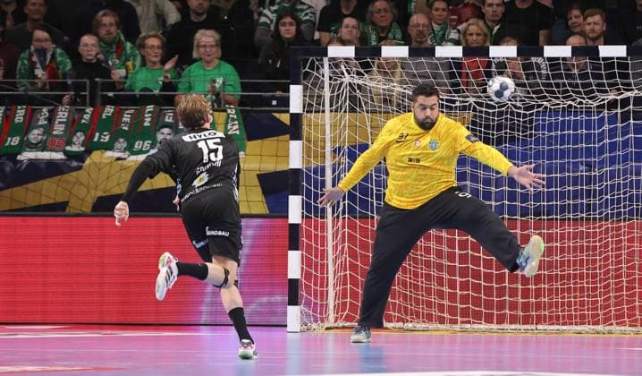 Tobias Schjoelberg Groendahl erzielt ein Tor gegen Torwart Mohamed Aly Abdelmotaleb Zweikampf Spielszene Aktion Handball CL Championsleague Champions League Herren 8. Spieltag Saison 2025 2026 20.11.2025 Füchse Berlin vs Sporting CP Lissabon LCP in der Max Schmeling Halle