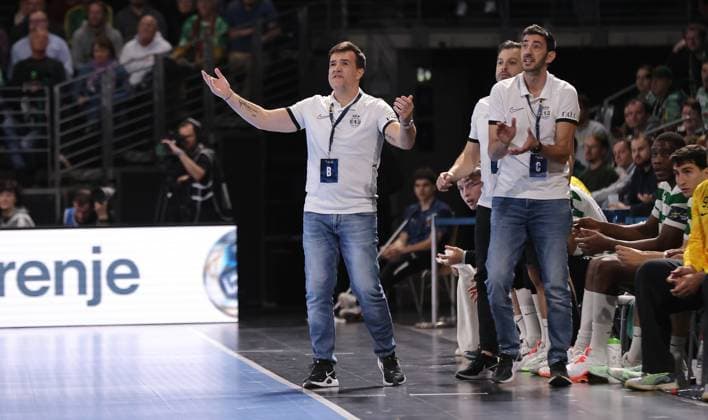 li. Trainer Ricardo Costa zeigend, gestikulierend Aktion Oberkörper Handball CL Championsleague Champions League Herren 8. Spieltag Saison 2025 2026 20.11.2025 Füchse Berlin vs Sporting CP Lissabon LCP in der Max Schmeling Halle