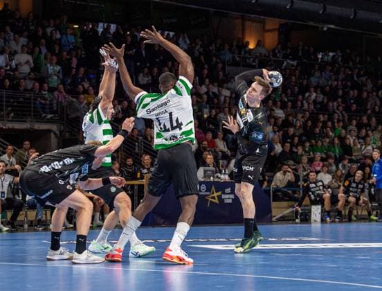 Handball, Herren, Saison 2025 2026, Champions League (Gruppe A, 8. Spieltag), Füchse Berlin - Sporting CP, v.l. Max Darj (Füchse Berlin), Salvador Martinho Rocha Nogueira Salvador (Sporting), Christian Yahoza Moga (Sporting), Lasse Bredekjaer Andersson (Füchse Berlin), 20.11.2025, Copyright: xSebastianxRäppold MatthiasxKochx
