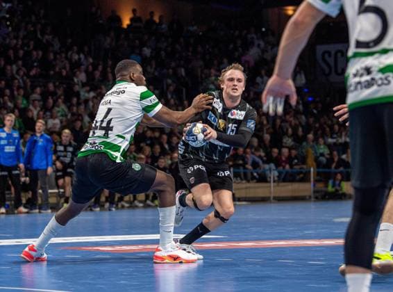 Handball, Herren, Saison 2025 2026, Champions League (Gruppe A, 8. Spieltag), Füchse Berlin - Sporting CP, v.l. Christian Yahoza Moga (Sporting), Tobias Gröndahl (Füchse Berlin), 20.11.2025, Copyright: xSebastianxRäppold MatthiasxKochx
