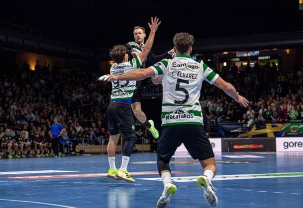 Handball, Herren, Saison 2025 2026, Champions League (Gruppe A, 8. Spieltag), Füchse Berlin - Sporting CP, v.l. Victor Romero Holguin (Sporting), Mathias Gidsel (Füchse Berlin), Carlos Alvarez Dominguez (Sporting), 20.11.2025, Copyright: xSebastianxRäppold MatthiasxKochx