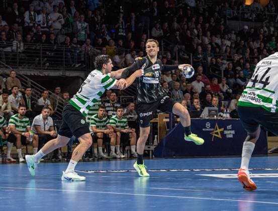 Handball, Herren, Saison 2025 2026, Champions League (Gruppe A, 8. Spieltag), Füchse Berlin - Sporting CP, v.l. Salvador Martinho Rocha Nogueira Salvador (Sporting), Mathias Gidsel (Füchse Berlin), 20.11.2025, Copyright: xSebastianxRäppold MatthiasxKochx